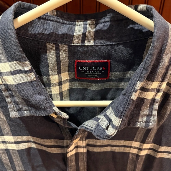 UNTUCKit men’s button front linen shirt. Dark Blue plaid with logo. - Picture 4 of 6